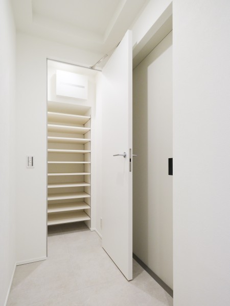 玄関入って右手にはシューズインクローゼットがございます。シューズやレイングッズなどを扉の中にしまい、すっきりとした空間を保つことが可能です。