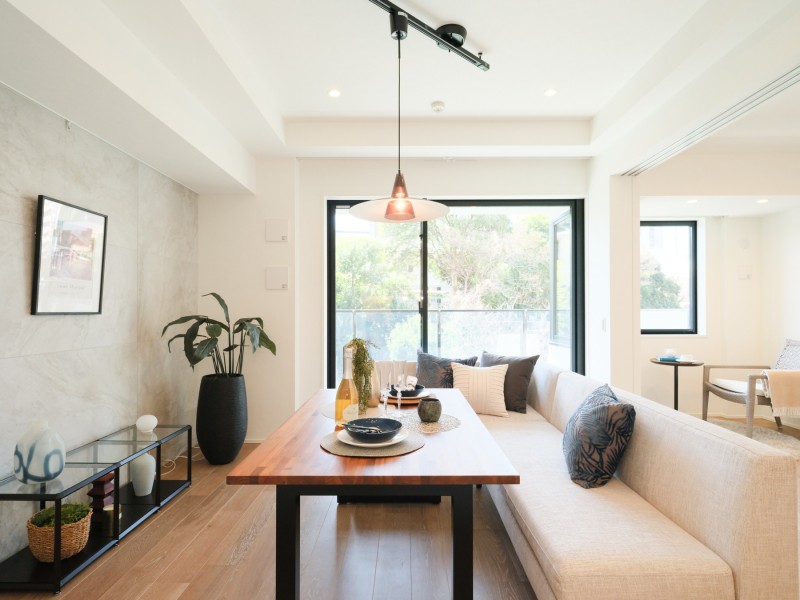 南西向きの窓から心地よい陽光が届くリビングダイニングです。家族団らんのひとときも、ほっとひと息つきたいおひとりの時間も大切にお過ごしいただける空間です。