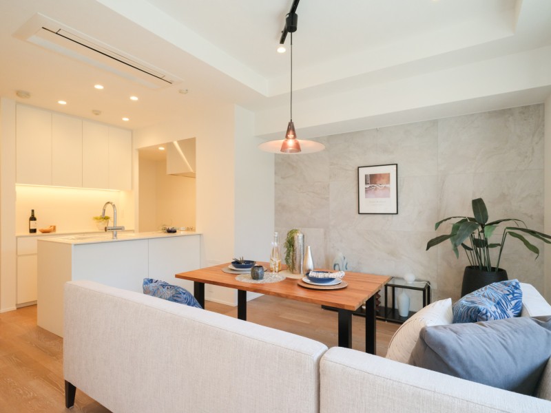 リビングに奥行きを生み出す折上げ天井と、ニュアンスカラーが美しいアクセントタイルを取り入れることにより、さらに上質感が漂う洗練された空間へと仕上げました。