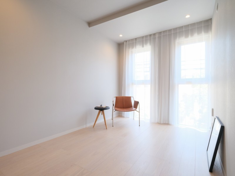 洋室1はリビングに隣接していながらも、過ぎゆく時間をのびのびと感じることができるプライベート空間です。