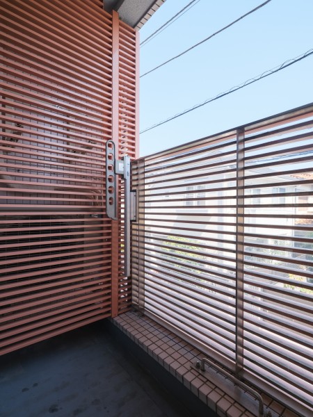 午前中から優しい光が差し込む東向きのバルコニーです。暮らしの中で大切な光と風を演出してくれる空間です。