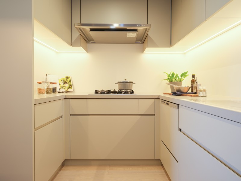 使い勝手の良いU字型キッチンは、ユナイテッドアローズ社オリジナルデザインで造作しました。間接照明が、柔らかく空間を照らします。