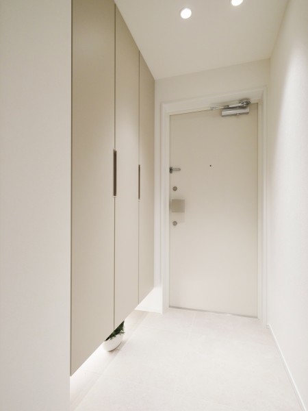 住まいの顔になる玄関は、フットライトが足元を温かく照らし、白を基調に爽やかな空間を演出します。