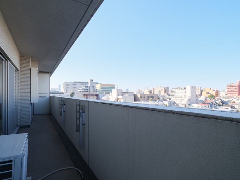 空へと繋がるスマートなビル群のシルエットに都心の刺激を間近に感じながらも、青々とした空を眺めリラックスできるバルコニーです。