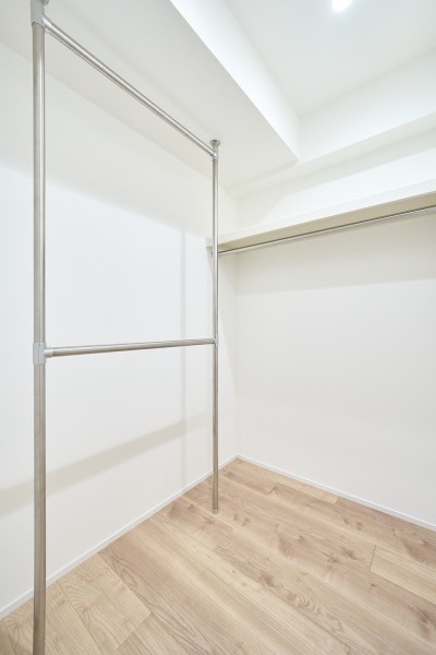 洋室1には頼もしい収納力を誇るウォークインクローゼットを備え付けました。二段に分かれたハンガーパイプにより、デッドスペースを作らずにたくさん収納いただけます。