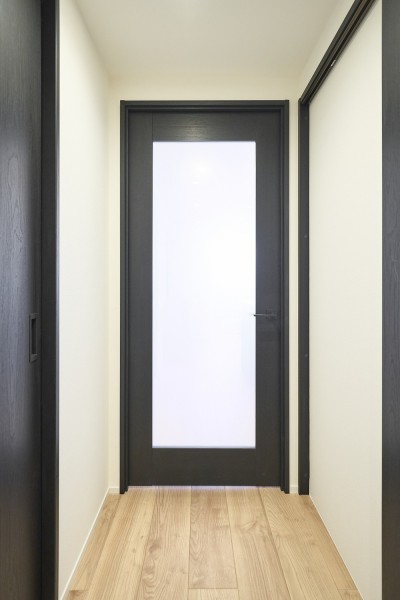 ガラス扉のすっきりとしたデザインが空間に上質な抜け感をもたらし、LDKへと続くアプローチを美しく演出しています。