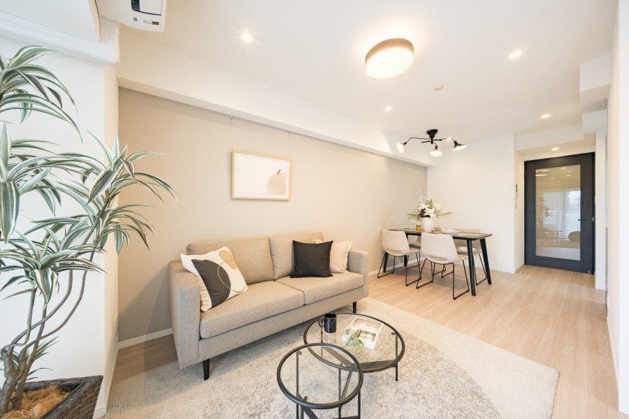 LDの壁にはアクセントクロスを採用し、空間にやさしい奥行きを添えています。淡い色調が光をやわらかく受け止め、シンプルな中にも心地よい表情が生まれます。