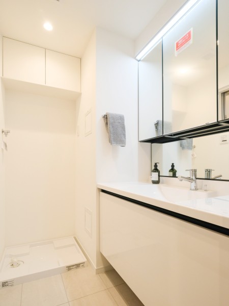 身支度の時間をも快適に彩る、美しく空間に溶け込む洗面化粧台です。身だしなみチェックや鏡裏の収納が便利な三面鏡になっています。