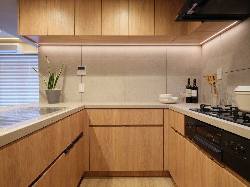 使い勝手の良いU字型キッチンは、ユナイテッドアローズ社オリジナルデザインで造作しました。作業スペースが広くゆとりのあるキッチン空間です。