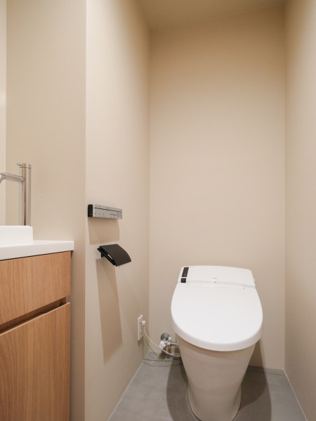 レストルームにはすっきりとしたタンクレストイレを採用しています。スティック型リモコンや手洗いカウンターを備え、使い勝手の良さにまでこだわった空間です。