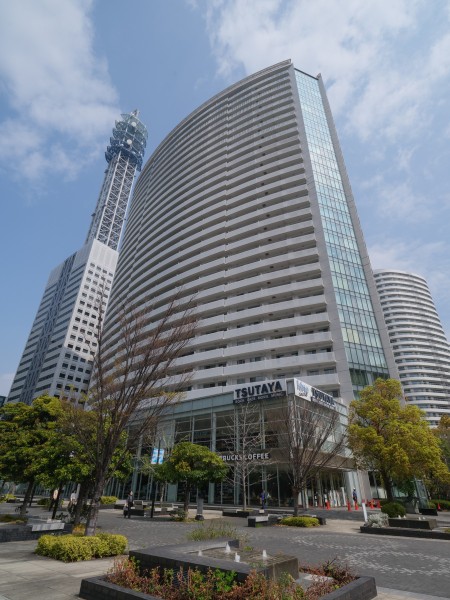 みなとみらい駅徒歩1分という駅近立地の利便性を享受する、地上31階建ての免震構造レジデンスです。フィットネスルームなどの共用施設が充実し、棟内下層階には病院やコンビニ等の生活施設も揃っています。