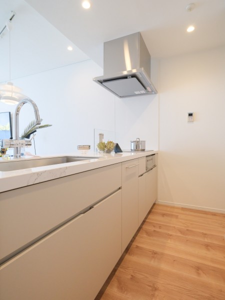 お部屋の雰囲気に自然に溶け込むオープンキッチンです。トップのお手入れがしやすいIHコンロや、食洗機、ディスポーザーを搭載しており、キッチンでの快適な家事時間をサポートしてくれます。