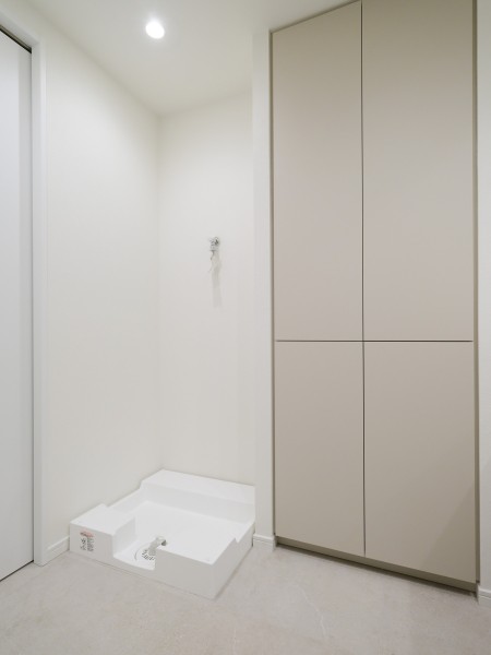 洗濯機と洗面化粧台の動線の間に収納豊富なリネン庫を設けているため、乾燥機をかけたタオルをそのまま保管することも、着替えなどを入浴後にさっと取り出すこともスムーズに叶います。