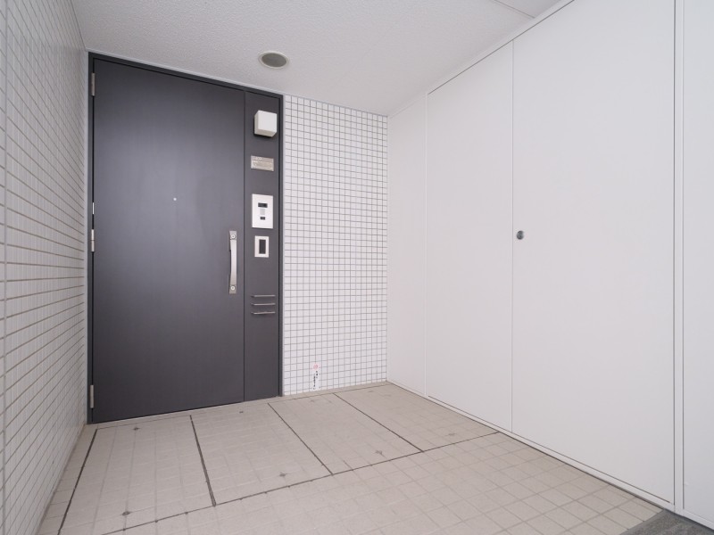 2024年に共用部大規模修繕工事が実施され管理体制良好、敷地の45%が緑地という豊かな緑に包まれたマンションです。2匹までペット飼育可(規約有)