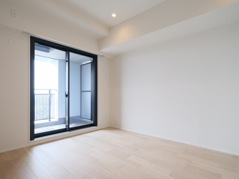 洋室1はウォークインクローゼットが備わった約7帖のお部屋です。南西向きのバルコニーからはあたたかな陽光が降り注ぎ、穏やかな時間が流れる安らぎ空間です。