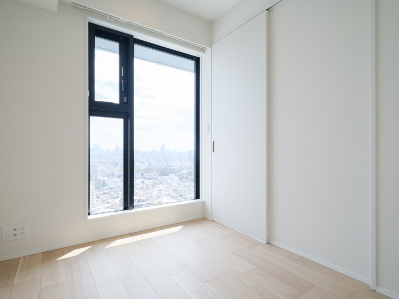 約4帖の洋室2は南東向きのクローゼット付きのお部屋です。テレワークや読書などの作業スペースとしても快適にお使いいただけます。