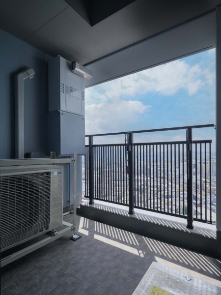 心地よい陽光が感じられる南西向きのバルコニーです。前面に建物がなく、開放感のあるリフレッシュにもぴったりな空間です。