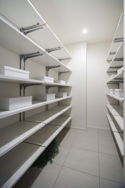 玄関からアクセスできるシューズインクローゼットです。豊富な可動棚付きでシューズはもちろん、アウトドアグッズや雨具なども収納可能です。