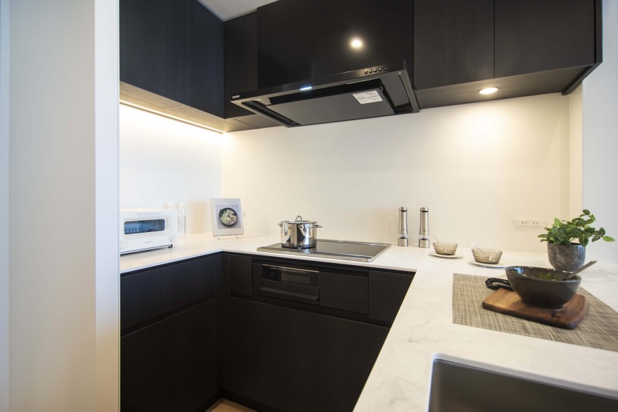 吊戸棚と足元に収納を備えており、食器や調味料など様々なものをスッキリと収めることができます。最下段の引き出しは高さもあり、深鍋や缶詰などの保管にも適しています。