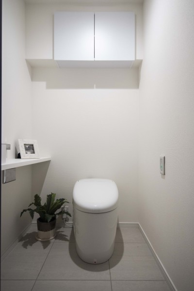 タンクレストイレやスティックリモコンでスタイリッシュな雰囲気を演出したレストルームです。タンクのお掃除が不要で家事が楽になります。また、収納棚や手洗い水栓があり便利で機能性も高い空間です。