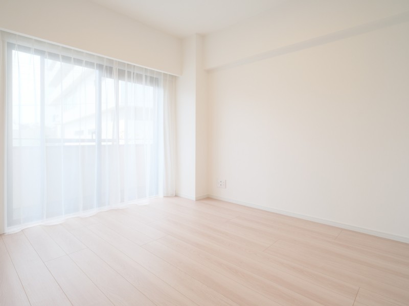 約5.8帖の洋室1はバルコニーに面した明るいお部屋です。リビング隣接でありながらも、プライベート性の高い時間をお過ごしいただけます。