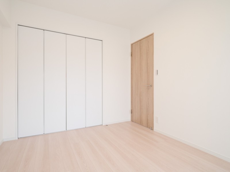 内装はシンプルテイストにすることで、どんなインテリアにも馴染みやすい空間へと仕上げています。クローゼットが備わっていますので、居住スペースを広くお使いいただけます。