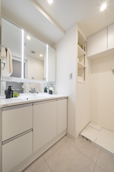 こまごまとした物が多くなりがちな洗面室には、収納棚や洗面化粧台の三面鏡裏、足元のキャビネットなど収納スペースをたっぷり確保しています。