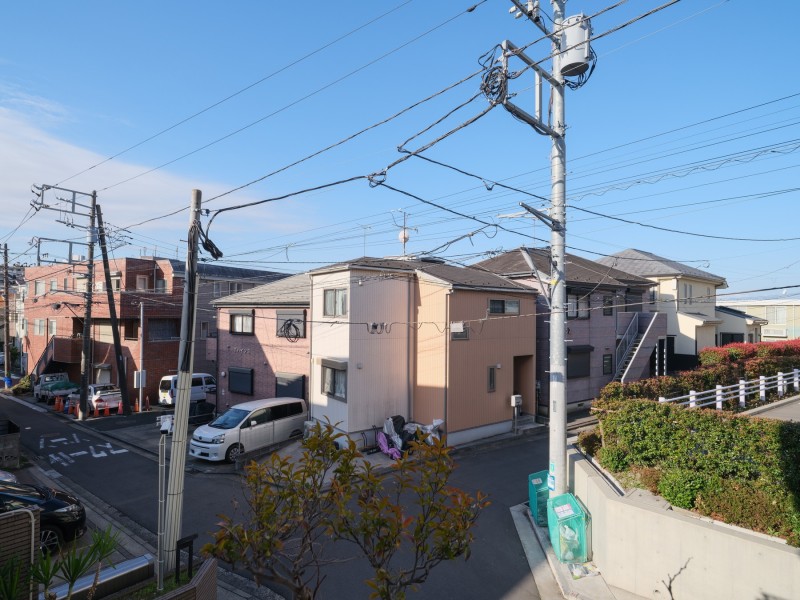 バルコニーからは穏やかな住宅地と、健やかな気持ちにさせてくれるのびのびとした空が望めます。