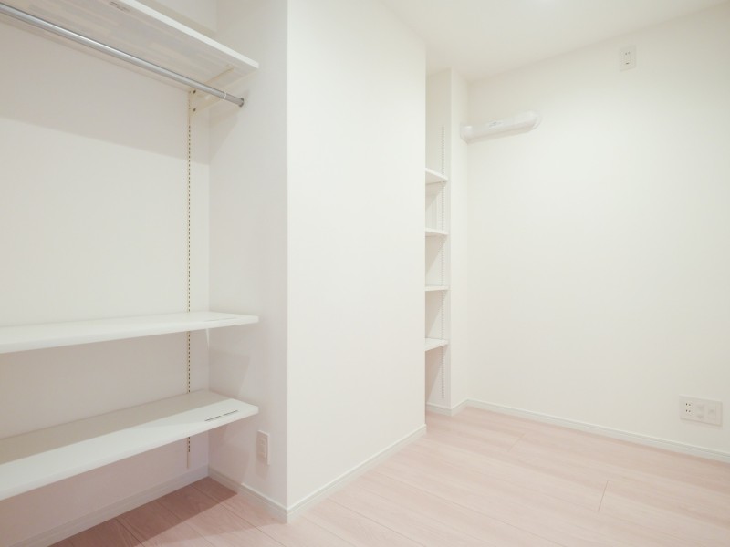 洋室3にある収納棚は高さを調節できるので、お手持ちのお荷物などに合わせて効率良く収納できそうです。