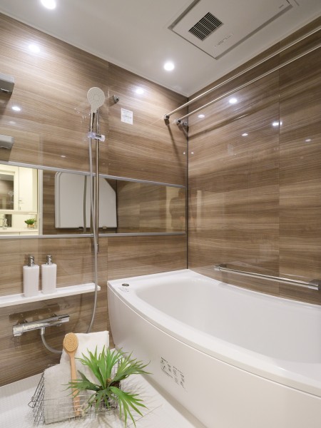 美しいカーブと全身を包み込むような入浴感が特長のクレイドル浴槽を採用しました。癒しのバスタイムを満喫することができます。