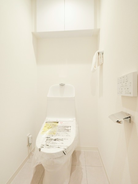 優れた節水効果や汚れが付きにくい便座など、ほしかった機能が揃ったウォシュレット一体型トイレです。上部には収納に便利な吊戸棚を備え付けました。