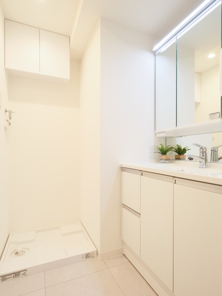 三面鏡裏や足元の収納など使いやすさも兼ね備えている洗面化粧台です。使い勝手にまでこだわったライフスタイルに寄り添ったデザインです。