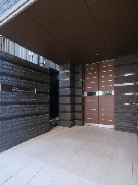 日勤の管理人さんによって整えられたエントランス前です。清掃が行き届いた様子から管理体制の良さが伺えます。