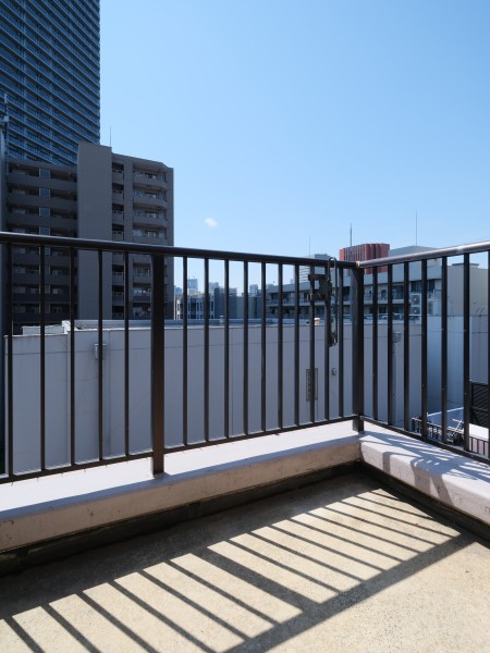 11.57m²のルーフバルコニーがあるお部屋です。室内と外が緩やかに繋がる設計で、豊かな採光と風の通り道を創り出します。