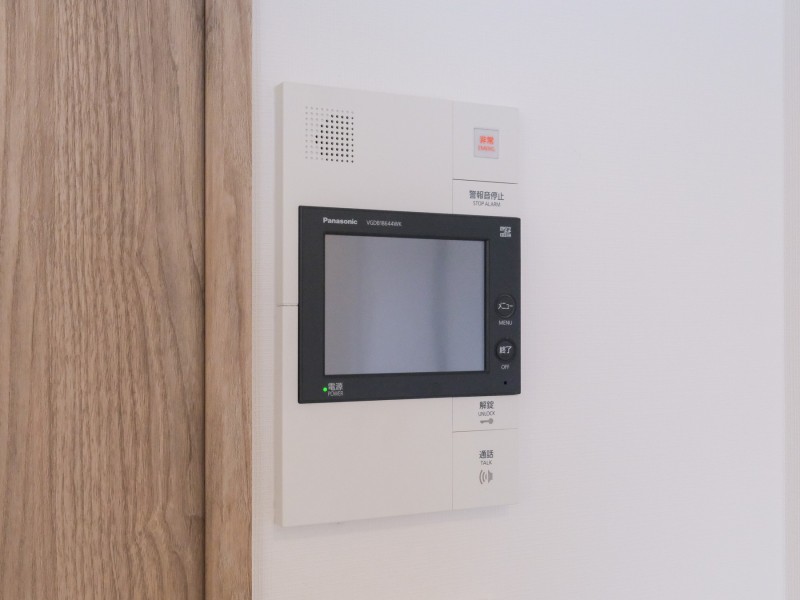 ◆TVモニター付インターホン◆訪ねてきた相手をモニター越しに確認でき、防犯対策に役立ちます。インターホン越しに話をすることが可能です。