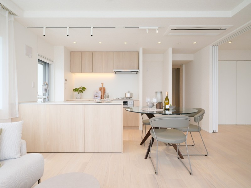 三面採光のリビングダイニングには床暖房や天カセエアコンを新規設置しています。のびやかな空気で満たされる、安らぎの空間が広がります。