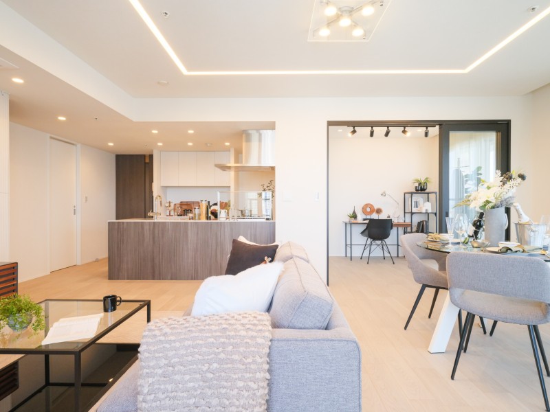 室内新規リノベーション済みのお部屋です。木の表情や色の濃淡を描く繊細な木目の建具やキッチン面材が魅力の住まいです。