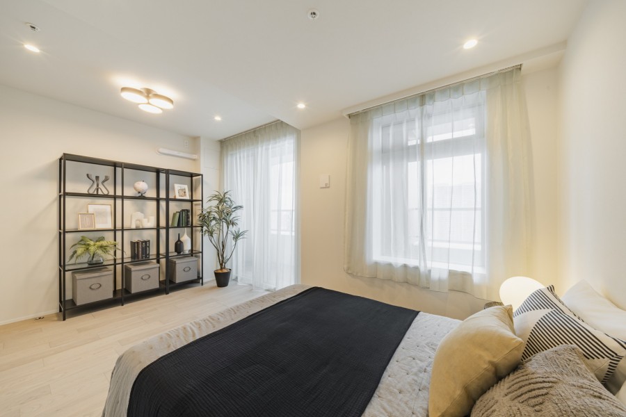 約8.5帖の洋室1です。大きめの家具を配置してもゆとりがあるお部屋なので、主寝室にぴったりです。