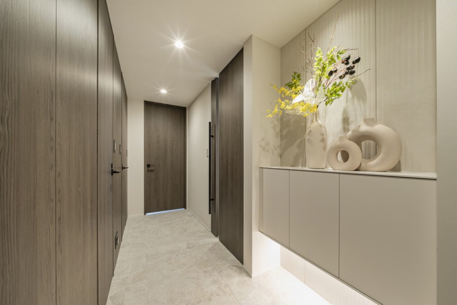 気品が溢れる玄関には、カウンター上にタイルを設置したこだわり溢れる空間です。住戸へ入室した瞬間に胸が躍る、お部屋の顔となる玄関です。