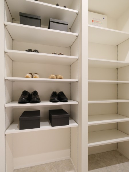 玄関にはシューズインクローゼットがあります。豊富な可動棚付きでシューズはもちろん、アウトドアグッズや雨具なども収納可能です。