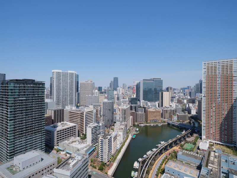 約29.69m²のゆとりあるバルコニーから見えるパノラマビューが生活に彩りをプラスします。心がほっとする青空と水の潤い、都心ならではのランドマークを望める眺望です。