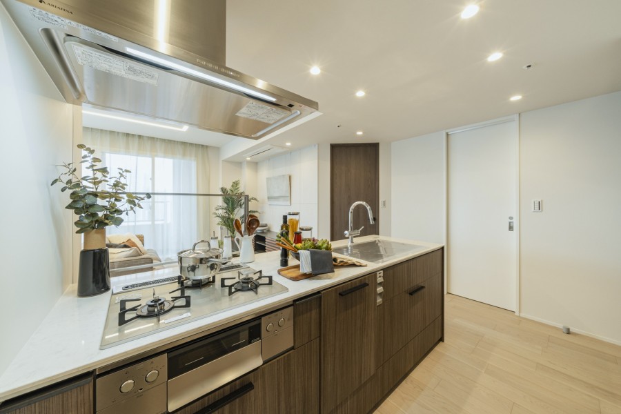 ディスポーザーや浄水器、食洗器やグリルを備えたシステムキッチンです。コンロはガラストップを採用した美しく、お手入れのしやすいキッチンです。