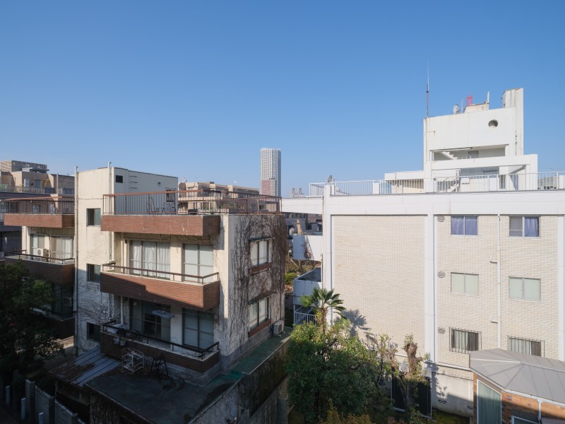 バルコニーからの眺望です。都心立地でありながらも、心安らぐ穏やかさを感じることができる住まいです。