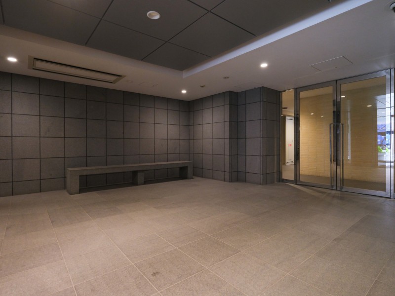 重厚感のあるエントランスです。清掃が行き届いた共用部からは、管理体制の良さがうかがえます。住まう方を丁寧に迎え入れる、上質な共用空間です。