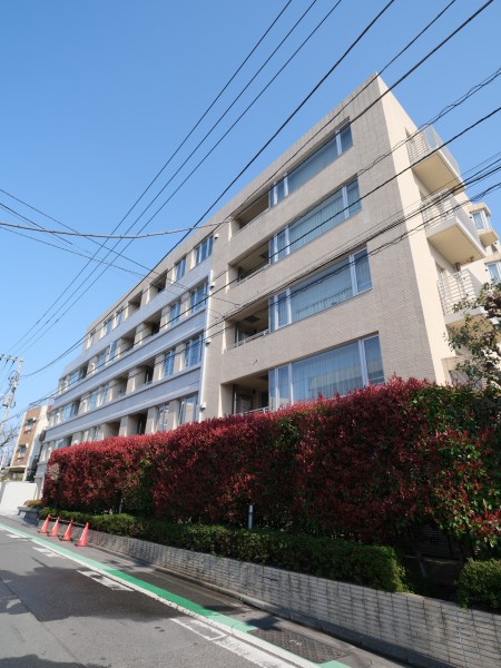 都心の利便性を兼備した閑静な邸宅街に佇む、三菱地所旧分譲マンションです。曙橋駅まで徒歩3分、3路線3駅利用可能で、快適なアクセス環境が整っています。