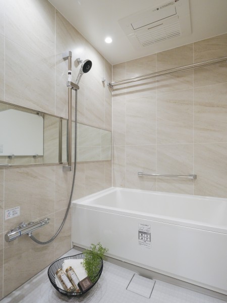 ゆったりとした1418サイズのバスルームが、1日の疲れをしっかりと癒してくれます。落ち着いた空間で、毎日のバスタイムを心ゆくまでお楽しみいただけます。