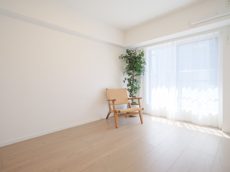 洋室1はシンプルで洗練された佇まいを感じさせるお部屋です。主寝室としても快適にお過ごしいただけます。