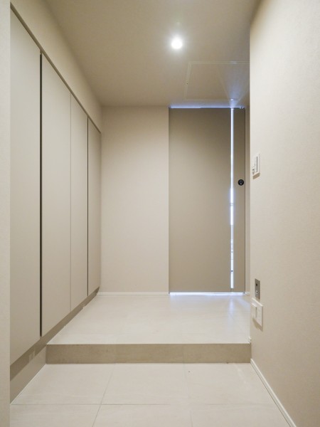 柔らかい色調で整えた清潔感のある玄関です。頼もしい収納力をもつシューズボックスが備わっているため、足元のスペースをすっきり綺麗に保てます。