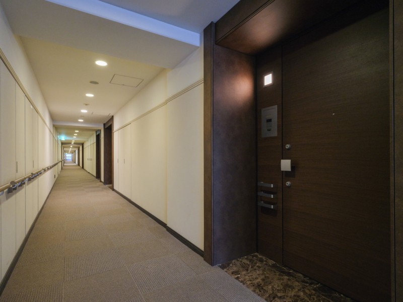 エレベーターを降りてお部屋へと続く廊下は、ホテルライクな内廊下設計です。外気の影響を受けにくく、プライバシーも守られやすいです。