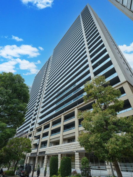 「田町」駅徒歩5分、「三田」駅徒歩3分の好立地に佇むマンションです。24時間有人管理なことに加え、スカイラウンジやゲストルーム、ラグジュアリーラウンジなど充実の共用施設が備わっています。